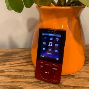 SONY WALKMAN NWZ-E344 RED 8GB VIDEO AUDIO DIGITAL MEDIA PLAYER FM TUNER